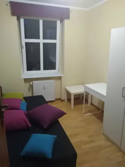 Wolny pokój w mieszkaniu studenckim - miniatura 2