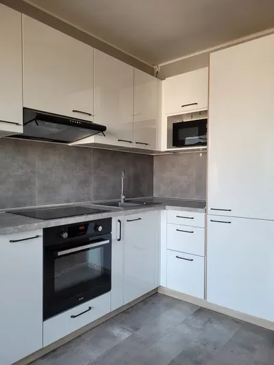 Wynajmę kawalerke Warszawa bliska Wola ul Stańczyka z miejscem garażowym - miniatura 3