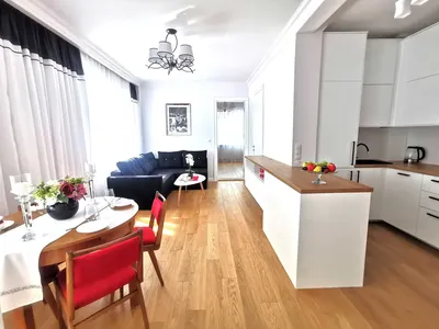 Nowo umeblowany i w pełni wyposażony 3 pokojowy apartament /68 m2/ wysoki parter/ lokalizacja blisko centrum Warszawy/ Parking strzeżony 100 m