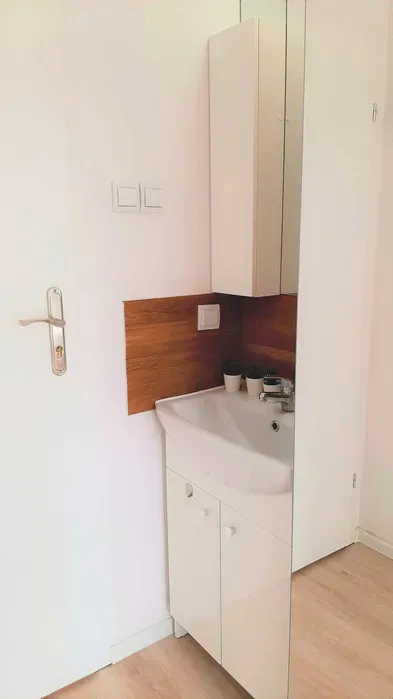 Pokój dla kobiety + własna umywalka, 4-os. lokal, ul. Bukowińska 24A - miniatura 4