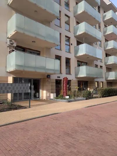 Przytulne 40 m kw, z prywatnym ogródkiem przy Metro Bemowo (osiedle strzeżone z recepcją) - miniatura 3