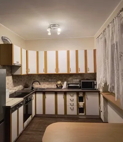 Mieszkanie 60 m.kw., umeblowane i wyposażone 2 pokoje + salon z aneksem kuchennym, 2 balkony, klimatyzacja, w domu z ogrodem i altaną. Od właściciela! - miniatura 2
