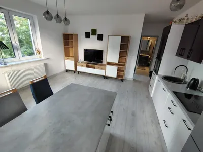 Wynajem 42 m² | 2 pokoje | balkon ponad 10 m² | 1. piętro | winda | budynek z 2020 r. | ok. 10 min pieszo do centrum | dostępne od zaraz - miniatura 5
