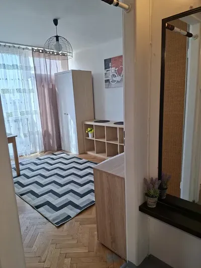 Kawalerka, ale dwa pokoje - Chłodna