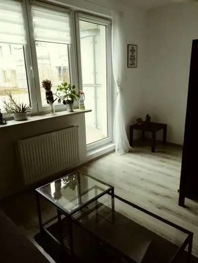 Nowoczesna i przytulna kawalerka 31 m² z balkonem i osobną garderobą | Marysin Wawerski 5 min od SKM - miniatura 3