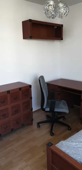 Do wynajęcia pokój dla młodej dziewczyny pracującej /studiującej - 1/8