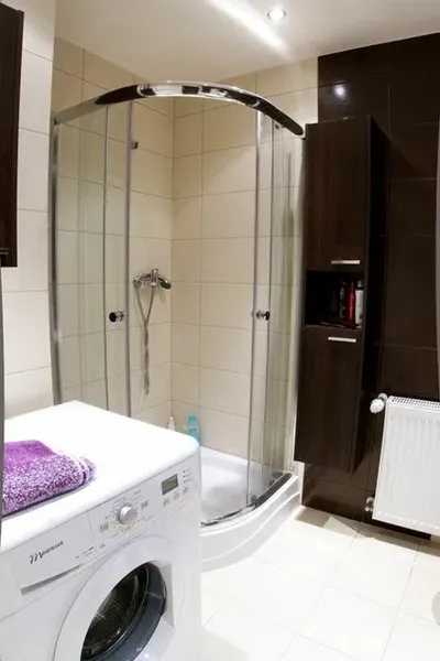 Super pokoj , stancja, kwatera. Blisko PKP, autobusy, WiFI, Własny zamykany parking , ogród - miniatura 5