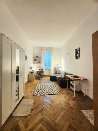 Jednopokojowe mieszkanie STARE PODGORZE św. BENEDYKTA, 1 piętro , BEZPOŚREDNIO, świetna lokalizacja, OGRZEWANIE MIEJSKIE - miniatura 2