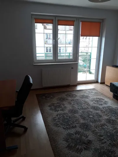 Pokój jednoosobowy z balkonem dla studentki lub młodej dziewczyny Osiedle Generałów - miniatura 2