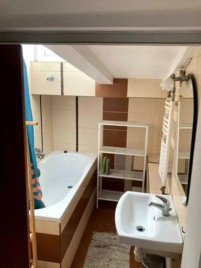 Dwupokojowe, przestronne (80m2 po podłodze) mieszkanie - miniatura 5