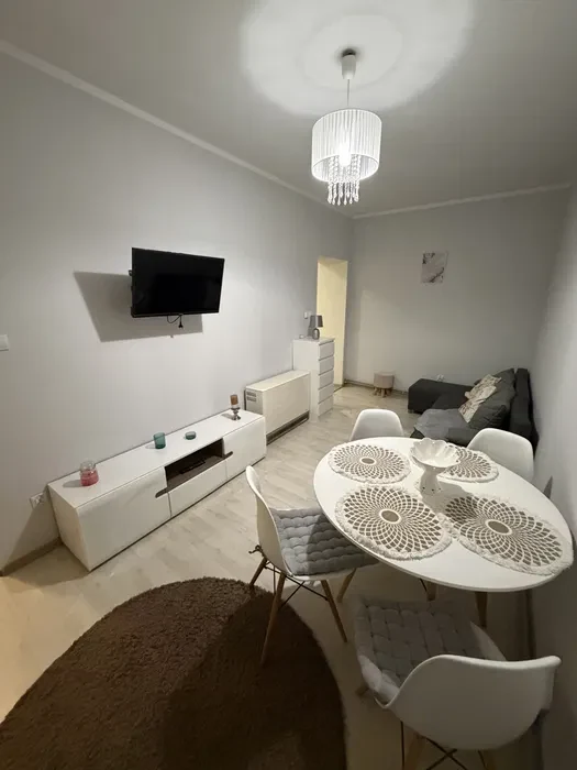 Mieszkanie 30 m² przy Manufakturze – umeblowane, osobne wejście, parking Dostępne od zaraz - 1/8