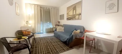2 pokojowe mieszkanie z balkonem i dużą łazienką; dla 2-3 osòb; dobry dojazd do Centrum. 400m do przystanku MPK. Wolne od zaraz.