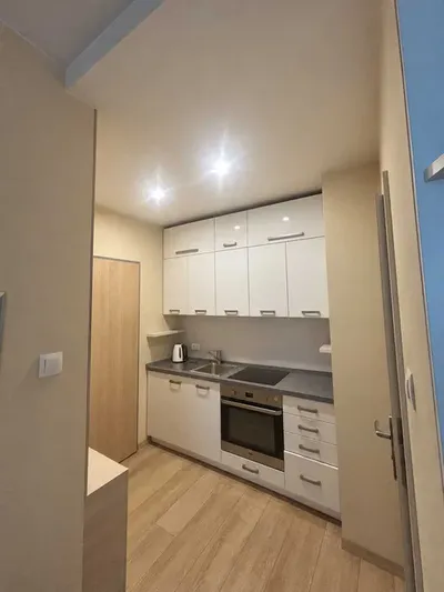Do wynajęcia kawalerka o powierzchni około 26 m², położona na 3. piętrze w budynku z windą, przy ul. Bochenka 25B/172 w Krakowie.
