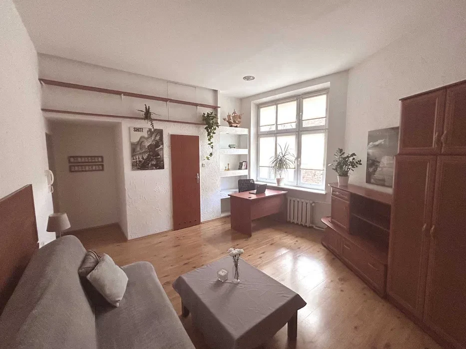 Przestronny i jasny pokój/mieszkanko (z własną kuchnią i łazienką) dla studentki w centrum blisko uczelni - 1/8