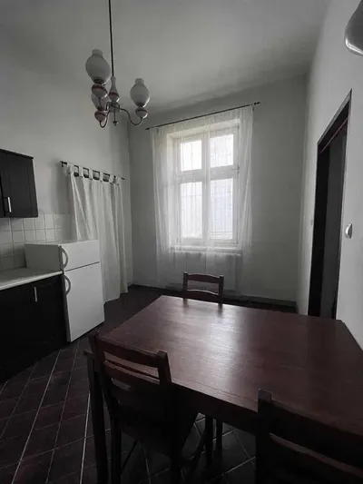 Wynajmę kawalerkę mieszkanie 35m2 w Rynku Podgórskim Podgórze z balkonem pokój + kuchnia - miniatura 3
