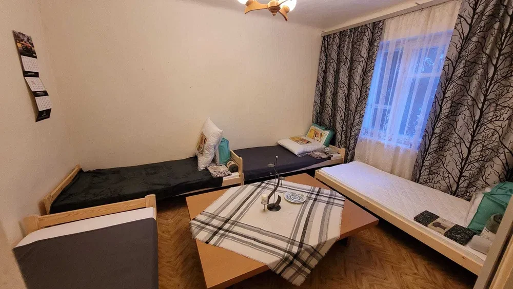 Czteroosobowy pokój z kuchnią i łazienką w domku wraz z ogródkiem - 1/4