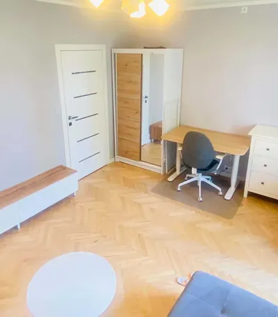Przytulny, duży pokój z balkonem dla dziewczyny studiującej/pracującej - miniatura 2