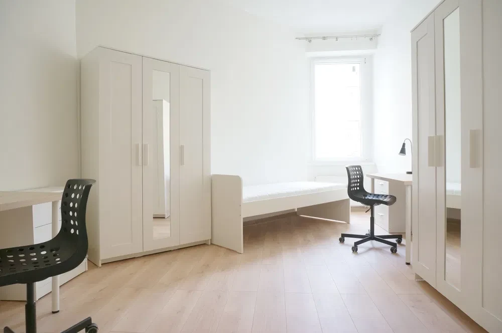 Duży pokój jednoosobowy w kameralnym mieszkaniu studenckim w centrum Jeżyc przy ul. Staszica 16 (niedaleko Rynku Jeżyckiego) - 1/8