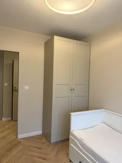 Przytulny pokój z balkonem - miniatura 3