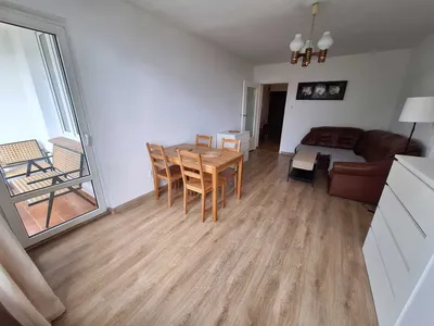 Wynajmę dwupokojowe, ciche, jasne mieszkanie 1 min. pieszo od stacji metra Trocka - miniatura 2