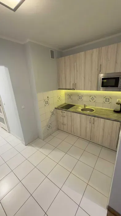 Umeblowana kawalerka o powierzchni 30m², położone przy ul. Wierzbowej 5 w Poznaniu. - miniatura 4