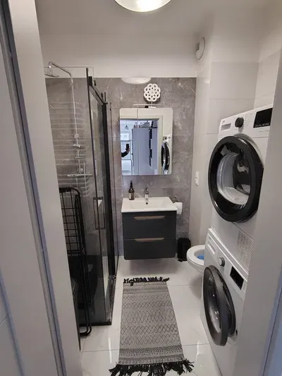 Wynajem 42 m² | 2 pokoje | balkon ponad 10 m² | 1. piętro | winda | budynek z 2020 r. | ok. 10 min pieszo do centrum | dostępne od zaraz - miniatura 2