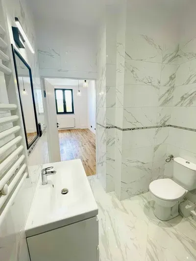 Wyjątkowa kawalerka (33 m2) w odrestaurowanej kamienicy w centrum Łodzi - miniatura 5