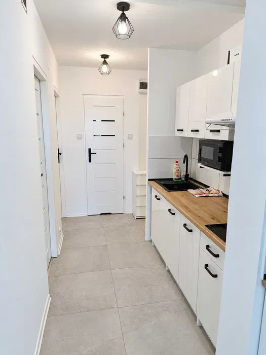 Pokój 16,5 m², zamykany dla dziewczyny | 3 min do Metra Bródno [M2] | 1 miń do Autobusu | Umeblowany | Wi-Fi 1000 Mb/s | Od zaraz - 1/8