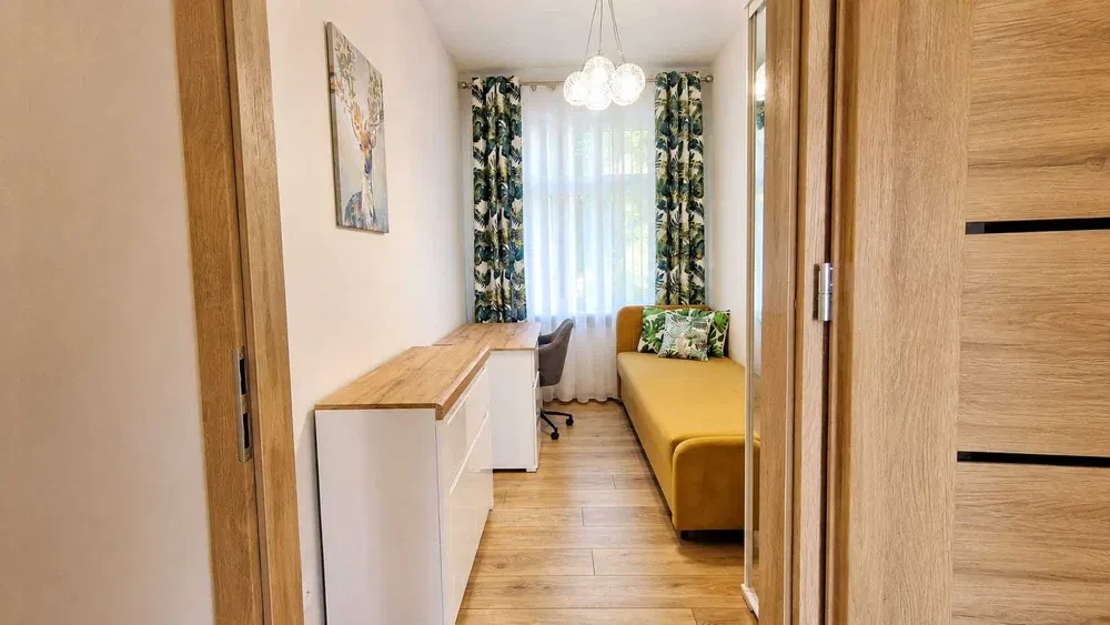 Pokój vis-à-vis bramy wjazdowej do szpitala i uczelni PUM – bez dojazdów - 1/16