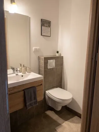 Nowoczesna i przytulna kawalerka 31 m² z balkonem i osobną garderobą | Marysin Wawerski 5 min od SKM - miniatura 4