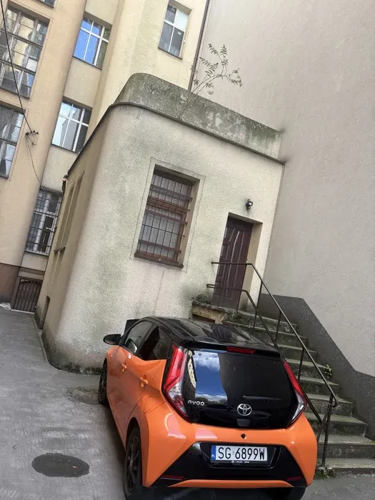 Lokal użytkowy lub kawalerka Gliwice ul. Zwyciestwa z osobnym wejsciem, miejscem parkingowym,lazienka prąd ogrzewanie. - 1/5