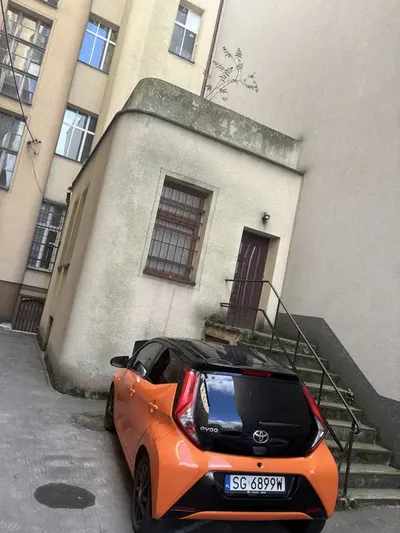 Lokal użytkowy lub kawalerka Gliwice ul. Zwyciestwa z osobnym wejsciem, miejscem parkingowym,lazienka prąd ogrzewanie.
