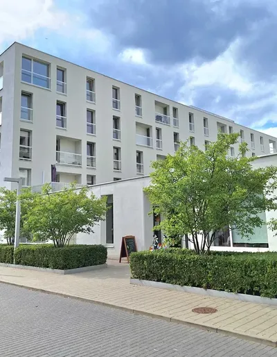 Bezpośrednio kawalerka 27,24 m² + Loggia– III piętro na zamkniętym osiedlu przy ul. Bobrowieckiej dostępna od X 2026 r. - miniatura 3