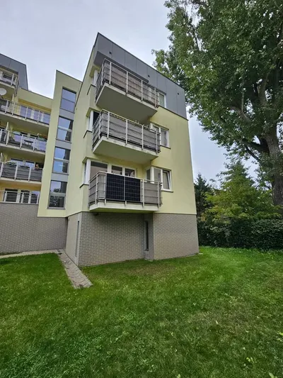 Bezpośrednio: Energooszczędne 2 pokoje z fotowoltaiką balkonową – Warszawa Targówek (ul. Motycka 23)
