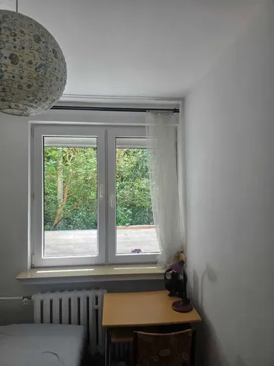 Wynajmę w pełni umeblowane 3 pokojowe mieszkanie z dużym balkonem wśród bzów i lasu w Borku Fałęckim - 46 m2 - 2 pokoje + salon z kuchnią - miniatura 5