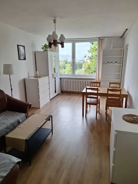 Wynajmę dwupokojowe, ciche, jasne mieszkanie 1 min. pieszo od stacji metra Trocka - 1/8