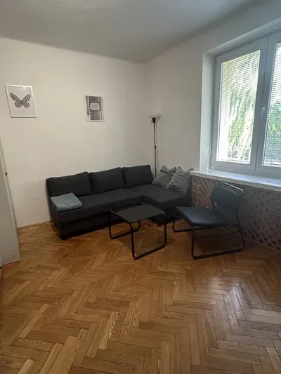 Mieszkanie w centrum, 2 oddzielne pokoje i kuchnia, parter, przy parku - miniatura 2