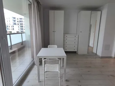 Umeblowana kawalerka przy metrze, z garażem podziemnym i balkonem - miniatura 2