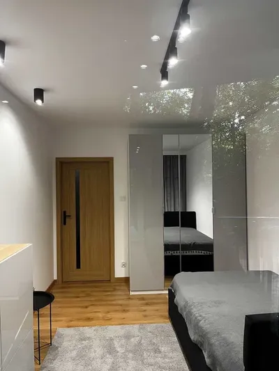 Wynajmę bezpośrednio przestronne, w pełni wyposażone mieszkanie o powierzchni 42 m², zlokalizowane na parterze w Łodzi przy ul. Telefonicznej - miniatura 3