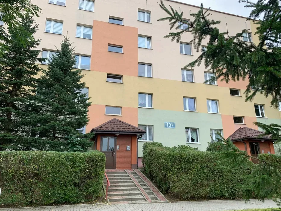 Wynajmę mieszkanie 3 pokojowe na I piętrze, środkowe. Kielce Jana Nowaka Jeziorańskiego 137 - widoczne na zdjęciach. Parking i zajezdnia autobusowa. - 1/8