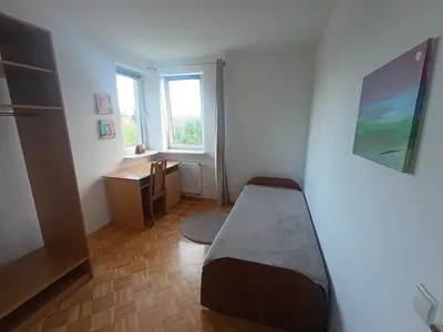 W mieszkaniu pokój 12m2, internet w cenie. Pralka/suszarka dwie łazienki