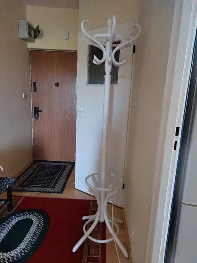 Do wynajęcia nieszkanie 50m2, dwa pokoje, kuchnia, łazienka, garderoba, balkon, duży przedpokój, miejsce postojowe wgarażu - miniatura 3