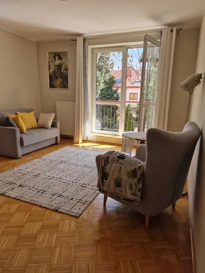 Kawalerka 32 m2 z balkonem miejscem postojowym, rowerownią, na zamkniętym osiedlu na Wawrze