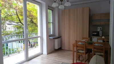 Kawalerka z dużym balkonem i widokiem na drzewa w centrum - miniatura 3