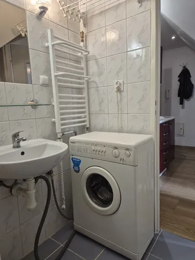 Mała kawalerka na poddaszu - miniatura 5