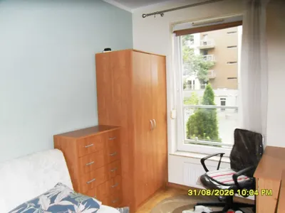 Wolny pokój jednoosobowy ok. 9 mkw, pozostałe 2 pokoje zajmują młodzi, rozpoczynający studia mężczyźni, Osiedle Sztuk Pięknych ul. Fałata 17