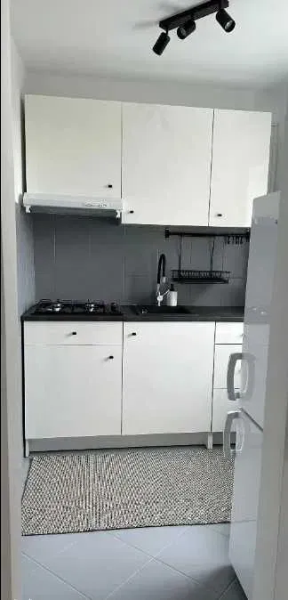 Nowoczesna, przytulna kawalerka do wynajęcia - miniatura 4
