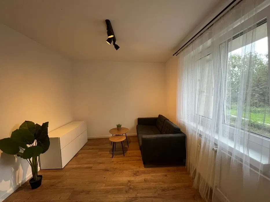 Tani czynsz, wyremontowane 2 pokoje, blisko centrum Kato, parking, sklepy, CO, internet - 1/8
