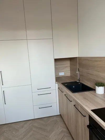 Nowa, jasna kawalerka 29m² | Widok na Farę | Klimatyzacja | 5 min do Rynku - miniatura 3