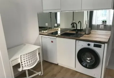 Piękna kawalerka 25 m² w kamienicy – świetlna lokalizacja w Warszawie - miniatura 2